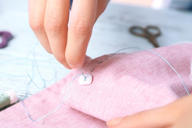 Ręka haftująca tkaninę