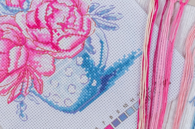 Zbliżenie haftu z kwiatowym wzorem
